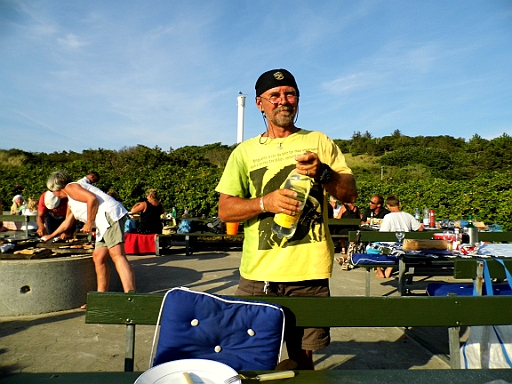 DSCI0707.JPG - Ja, und wenn das Fleisch dann auf dem Grill liegt heisst es auch fuer Piraten warten...