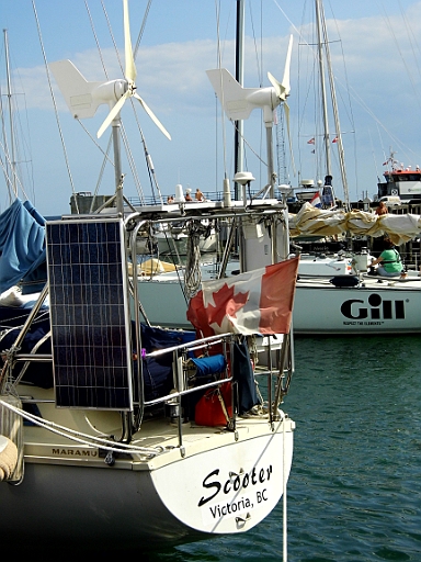DSCI0728.JPG - Dieser Kanadier muss wohlmit Strom handeln :-) 2 Windgeneratoren und 3 grosse Solarpaneele. Oder hat der nen Elektromotor ;-)