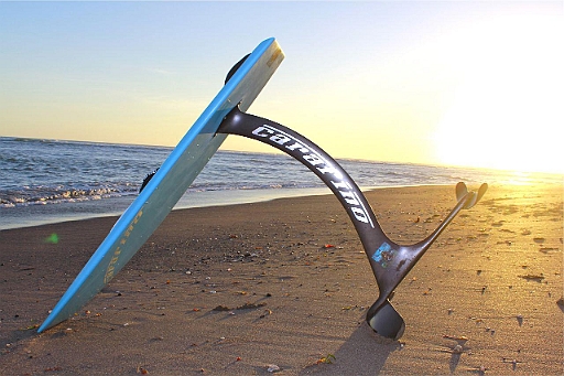 hydrofoil.jpg - Des Raetsels Loesung ist ein "Hydrofoil". Bei einer bestimmten Geschwindigkeit hebt das Brett ab und nur der Hydrofoil sorgt fuer den Auftrieb. Cool!