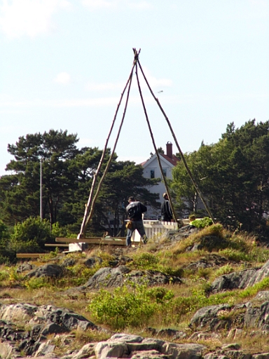 DSCI0003.JPG - Und weil's so schoen hier ist und wir den die Vorbereitungen beobachten, beschliessen wir, Mittsommer (hier am 23.06.) hier zu feiern. Die beiden Boys bauen gerade die Basis fuer eines der zahlreichem Mittsommerfeuer auf.