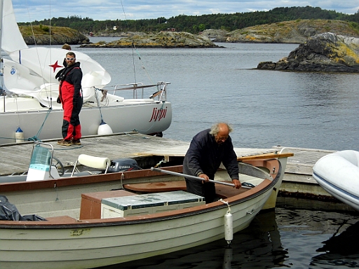 DSCI0012.JPG - Das mit dem Angeln kann der alte Herr im Vordergrund aber irgendwie besser als wir. Er kommt jeden Tag und holt den Muell ab und bietet bei der Gelegenheit auch gleich seine selbstgefangenen Makrelen an. Als ich ihm zwei abkaufen will und ihm ein paar Kronen gebe, meint er nur, er haette den Korb gerne zurueck und wollte uns  glatt den ganzen Fang geben!