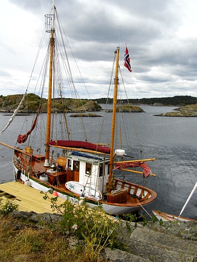 DSCI0020.JPG - Auch dieses Schmuckstueck macht fuer Mittsommer im Club fest.