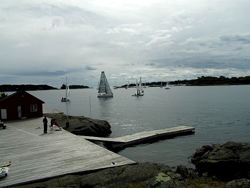 DSCI0023.JPG - So ganz nebenbei wohnen wir noch einer Feierabendregatta bei. Der Wettfahrtleiter hat's hier einfach. Start- und Ziellinie werden durch die Verlaengerung der gedachten Linie zwischen den beiden Stangen gebildet. Der Wettfahrtleiter bleibt an Land und alles ist easy.
