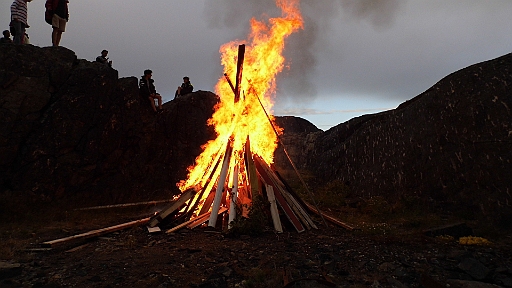 DSCI0042.JPG - Fuer die Jugend (damit's nicht zu spaet wird) gibts schon mal ein kleines "Vorabfeuerchen" zu dem wir herzlich eingeladen werden. 