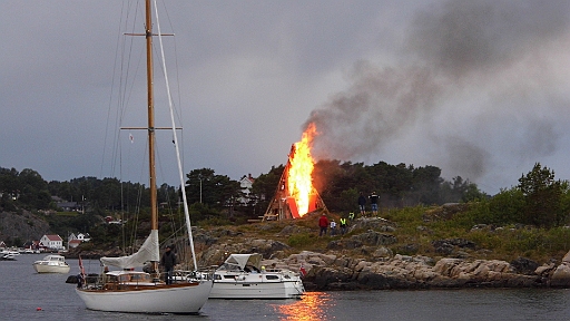 DSCI0067.JPG - Und dann kommtdas "richtige" Mittsommerfeuer - vorsichtshalber auf einer kleinen Insel. Von ueberaLL kommen Boote. Es ist wie in Berlin bei "Wannsee in Flammen"