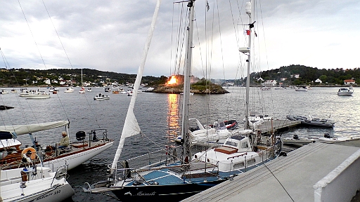 DSCI0096.JPG - Alle wollen dabei sein. Das Feuer frisst sich spaeter noch fasst ueber die ganze Insel und brennt teilweise noch am naechsten Tag!