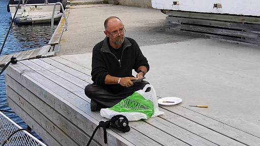 DSCI0116.JPG - Aber wozu haelt man schliesslich seine Messer immer gut scharf!?