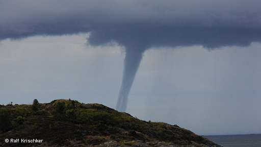 DSCI0118.JPG - Ich denke die naechsten Bilder sprechen fuer sich selber. Das Ereignis war offensichtlich so selten und bedeutsam, dass es noch Tagelang auf der Internetseite des norwegischen Wetterdienstes Erwaehnung fand und sogar im norwegischen Fernsehen kam. Auch dies wird den instabilen, kalten Luftmassen in grosser Hoehe zugeschrieben. Wer aber glaubt, das war schon alles, der schaue weiter...