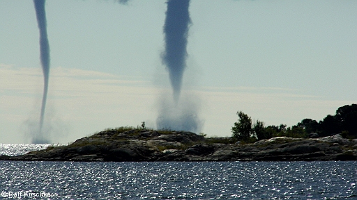 DSCI0142.JPG - Und da sieht man's, warum die Dinger hier Skypumpe heissen. Man beachte, was da an Wasser hochgerissen wird, wobei die rechte bereits am zusammenbrechen ist.