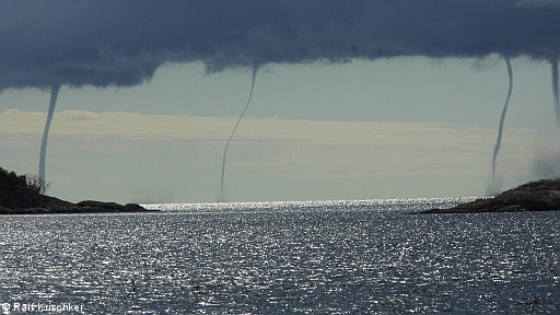 DSCI0145.JPG - Es wurden immer mehr. Gleichzeitig bis zu vier Stueck. Wehe dem, der da mit dem Schiff dazwischen geraet. Wohin soll man fluechten?