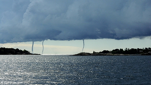 DSCI0149.JPG - Ein unglaubliches Schauspiel. Neben mir stand ein Norweger, der voellig fassungslos war und immer wieder sagte: Eg har aldri sett p&Atilde;&yen; maken - Ich habe noch nie so etwas gesehen