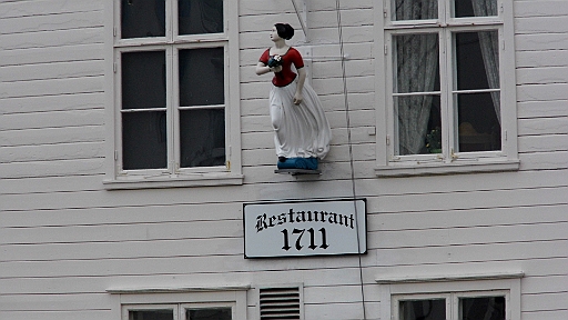 DSCI0164.JPG - Gegenueber unseres Liegeplatzes wirbt diese huebsche hoelzerne Lady um Kundschaft ....