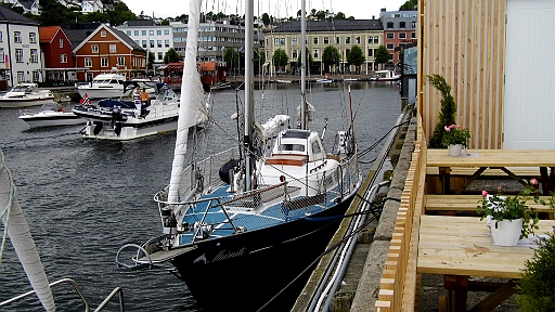 DSCI0167.JPG - Tja, 7 Tage waren wir Gaaeste des Arendaler Segelclubs und freundlicherweise mussten wir nichteinmal den normalen Gastpreis zahlen. Aber der Club liegt auf einer kleinen Insel. Und so gab es noch einen Einkaufsabstecher nach Arendal selbst. Am Kai hinter der Eisbude ist das Liegen frei, im Gegensatz zum Yachthafen (300 NKR =  mehr als 35 Euro!)