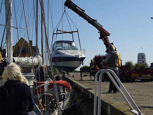 DSCI000B.JPG - Slippen auf Daenisch. Per Autokran einfach ueber die Kante...