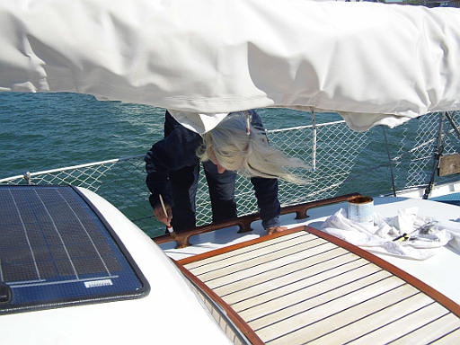 DSCI000c.JPG - Die Bordfee nutzt mit wehender Maehne die Zwangspause zur Holzpflege. Da muss noch Lack drauf, sacht sie...