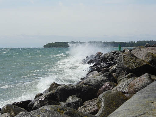DSCI0417.JPG - Und dann kommt's wie angekuendigt. Um 0500 Uhr ist noch Flaute, um 0600 Uhr 7 bis 8 Bft. Und das bleibt erst mal so. 