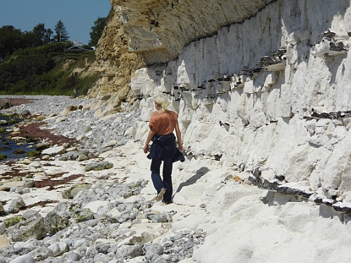 DSCI0430.JPG - Aber spazieren gehen darf der Skipper dann schon mit ihr. Natuerlich an die Klippen.