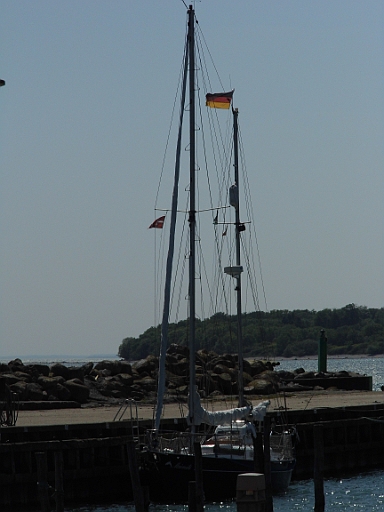 DSCI0440.JPG - Maimiti an ihrem Plaetzchen. Der Wind hat gedreht. Nun drueckt es uns an die Dalben. Zeit, hier zu verschwinden. 