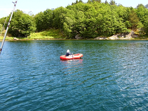 DSCI0007.JPG - Aber das klappte irgendwie nicht so recht. Also erst mal im Beiboot die Gegend sondieren...