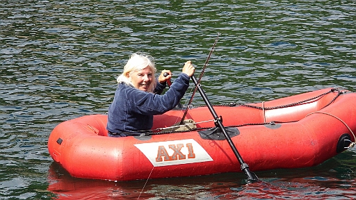DSCI0027.JPG - Und dann ging's ab. Samt Angel natuerlich, dennnun hattemeine kleine Fischerin die besten Stellen ausfindig gemacht.