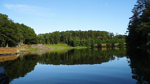 DSCI0071.JPG - Und ploetzlich hatten wir fuer 3 Tage das Paradies auf Erden: Einsamkeit, wunderschoene Natur und absolute Ruhe.Der Anker lag auf 7,5 m und hielt wie eine Bombe (Rocna, 20 kg)