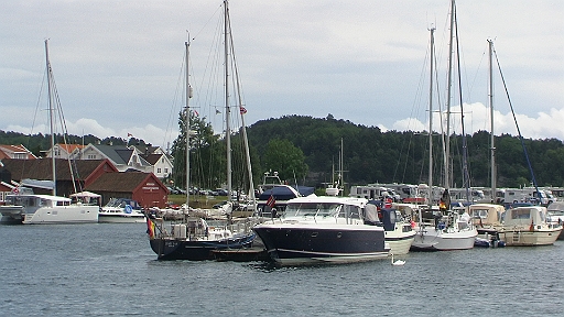 PIC_2059.JPG - Unser nachster Stop ist Lillesand. Dort hat es uns 2013 sehr gut gefallen. Ein ruhiger gemuetlicher Hafen... wie gesagt: 2013! Nun sah das schon anders aus. Aber wir bekamen einen guten Platz.