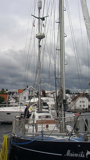 PIC_2065.JPG - Schliesslich kam ein Schiif nach dem anderen und bald hatten wir 2 Nachbarn... Des Raetsels Loesung: Ein Rockkonzert direkt am Hafen. 