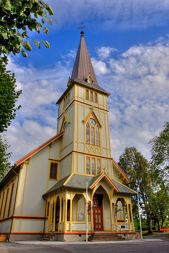 10518549946_1f44a91ccd.jpg - Die Kirche von Grimstad ist die zweitgroesste Holzkirche Norwegens. Sie hat Platz fuer 1150 Besucher. Ausserdem haengt in ihr das groesste Segelschiffsmodell Norwegens, mit 2,5 m Laenge. Leider war fotografieren nicht drin. Als wir die Kirche besichtigen ist gerade Abendmahl...