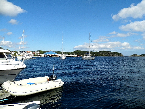 DSCI0227.JPG - Ausserdem sind wir froh, einen uten Liegeplatz bekommen zu haben. Vor dem Hafen liegen bereits 3 Boote an der Muringboje, die keinen Platz mehr bekommen haben.