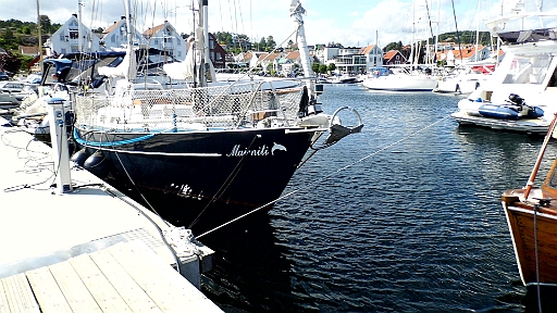 DSCI0228.JPG - Allerdings kommen wir dafuer auch nicht mehr aus unserem Liegeplatz raus. Die grossen Motorboote haben uns voellig eingebaut und wegen des boeigen Windes auch noch diverse Zusatzleinen gespannt.