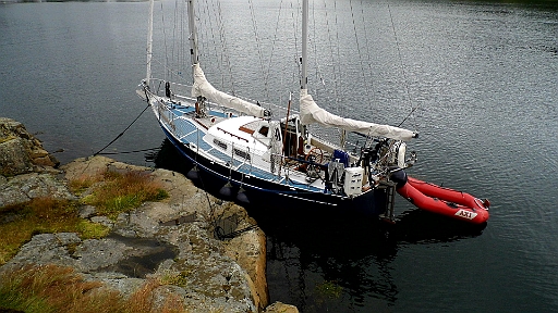 DSCI0247.JPG - Schliesslich haben wir Lillesand verlassen und uns in den Strandfjorden verkruemelt. Es ist sehr ruhig. Wir habeneine Premiere, denn es ist das erste Mal, dass wir am Felsen laengs festgemacht haben. Zum Glueck sind hier Stahlbolzen in die Felsen geschraubt, an denen man die Leinen belegen kann.