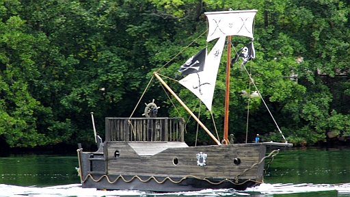 DSCI0253.JPG - Keine Sorge, diese Piraten tun nichts. Dieses Gefaehrt wird zum naechsten kleinen Strand geschleppt und dort fuer die Kinder aufgestellt.