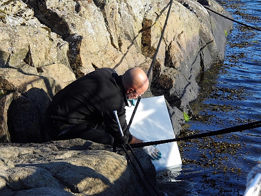 DSCI0271.JPG - Der Skipper darf wieder die Schweinerei erledigen. So eine "Schlachteplatte" muss man einfach haben, sonst gibts an Bord eine riesen Sauerei und das Fischblut ist aus dem Holz nur schwer wieder herauszubekommen. Aber so eine Platte spuelt man einfach ab.