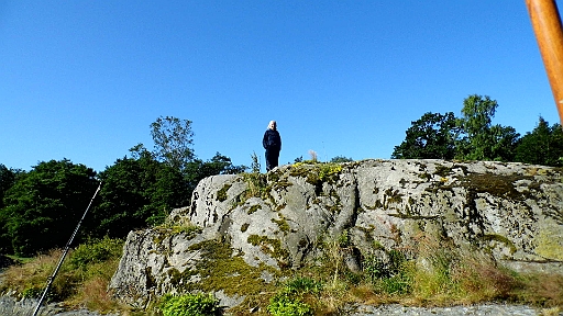 DSCI0274.JPG - Stolz wie ein Spanier nimmt die Bordfee das kleine Eiland in Besitz. Wir sind ganz allein. Die benachbarte Insel ist schon etwas groesser. Allerdings liegen dort auch schon einige Boote.