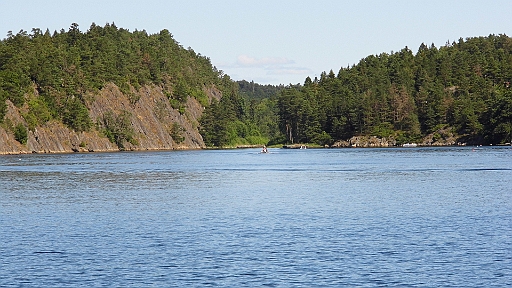DSCI0278.JPG - Dort hinten geht es noch weiter in einen kleinen Kanal. Der ist allerdings fuer uns tabu, da er von einer sehr flachen Bruecke ueberspannt wird.