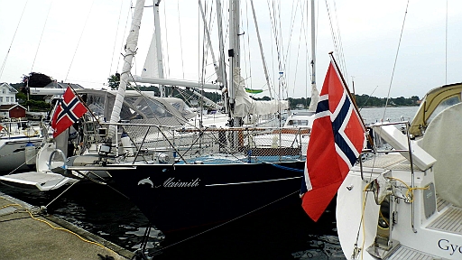 DSCI0292.JPG - Die "neumodischen Yachten" legen alle mit dem Heckan. Dafuer sind sie gemacht und vom Bug haetten sie alle keine Chance auf den Steg zu kommen. Dazu sind sie durch die Bank zu hochbordig.