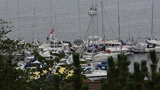 DSCI0296.JPG - Schliesslich laufen wir Grimstad an. Hier waren wir noch nie. Gut, dass wir frueh am Morgen eintreffen, denn wir bekommen einen guten Platz an der Aussenseite mit Heckboje. Wenig spaeter ist die Hoelle los und viele Neuankoemmlinge muessen ewig auf Warteposition kreisen, bis man ihnen einen Platz zuweisen kann.