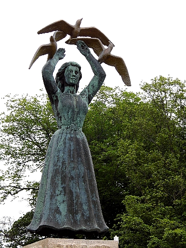 DSCI0299.JPG - Diese Statue vor der Kirche soll an die gefallenen Seeleute der Weltkriege erinnern