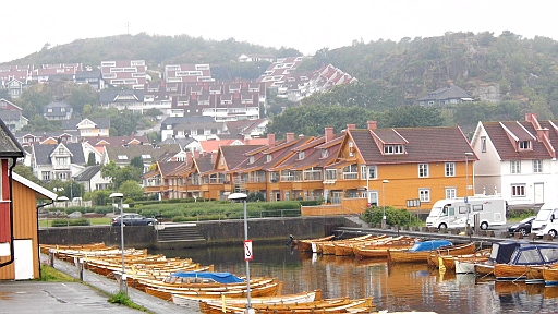 DSCI1057.JPG - Ein alter Arm des Hafens ist den schoenen, alten Holzruderbooten gewidmet. Stavern gefaellt uns sehr gut