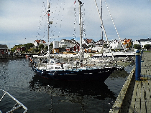 DSCI1061.JPG - So gut wir hier in Stavern liegen, der Wind dreht sich, wir bekommen ihn von achtern und muessen schliesslich, weil der Heckanker nun schon zum zweiten Mal nicht haelt, laengsseits gehen. Leider sehr flach und nachts setzen wir kury auf dem Sandboden auf.
