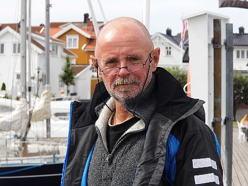 DSCI1070.JPG - Hier ist es einfach schoen. Man siehts dem Skipper an: Er fuehlt sich wohl