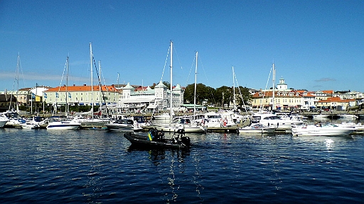 DSCI1093.JPG - Tja und kaum angekommen, sieht man auch schon die Staatsmacht in Form der Coastguard durch den Hafen schleichen. Immer auf der Jagd nach irgend einem "Boesen"... In Norwegen haben wir so etwas noch nie gesehen. In Deutschland dagegen um so oefter... Nun ja, ohne Worte.
