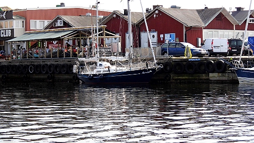 DSCI1095.JPG - Schliesslich machen wir den 36 sm Sprung nach Stroemstad/Schweden. Wir waren noch nie hier. Als wir einlaufen nehmen wir gleich den ersten Platz am Kai. Allerdings bleiben wir dort nicht, weil wir bei einsetzender Ebbe mit unserem nicht so hohen Freibord unter die grossen Reifen zu rutschen drohen. Im Innenhafen sind noch Plaetze frei geworden.