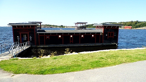 DSCI1108.JPG - Das schwimmende Freibad von Stroemstad. Schon eine interessante Konstruktion