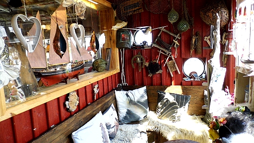 DSCI1119.JPG - Schliesslich verlegen wir von Stroemstad rund 5 sm zu den Kosterinseln. Es gibt hier nicht viele Haefen und so gehen wir in den Kostersund zwischen Nord-und Suedkoster. Dieses urgemuetliche Restaurant findet sich direkt am Hafen. Ist es nicht kuschelig?