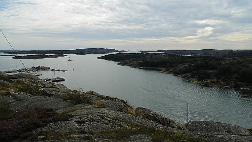 DSCI1173.JPG - Weitreicht der Blick vom"Antennenberg" ueber die Schaeren und Inseln bis zum Skagerrak.