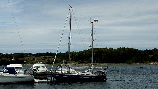 DSCI1187.JPG - Schliesslich machen wir in Grebbestad fest. Der Hafen von Fjaellbacka sah uns in den Unterlagen zu sehr nach grosser Marina aus. Der Platz den wir ergattern, ist spitzenmaessig