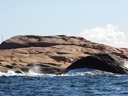DSCI1242.JPG - Manchmal sind die Fahrwasser relativ eng, so dass man respektsvoll auf das Toben der Wellen ueber den Felsen schaut. Trotzdem immer wieder ein schoener, abwechslungsreicher Anblick