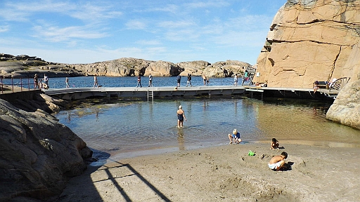 DSCI1268.JPG - Fuer die Kleinen ist dieser Teil abgetrennt. Mit Buddelstrand und flachem Wasser