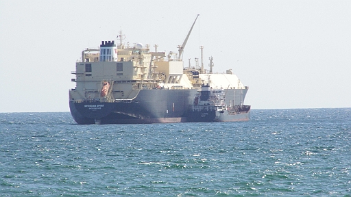 DSCI1313.JPG - Vor der Kuest liegt dieser Gigant vor Anker. Man beachte den "klienen Kahn" neben ihm. Es ist die "Meridian Spirit", 287 m x 44 m, Leergewicht 81929 t. Ein Fluessigerdgastanker.